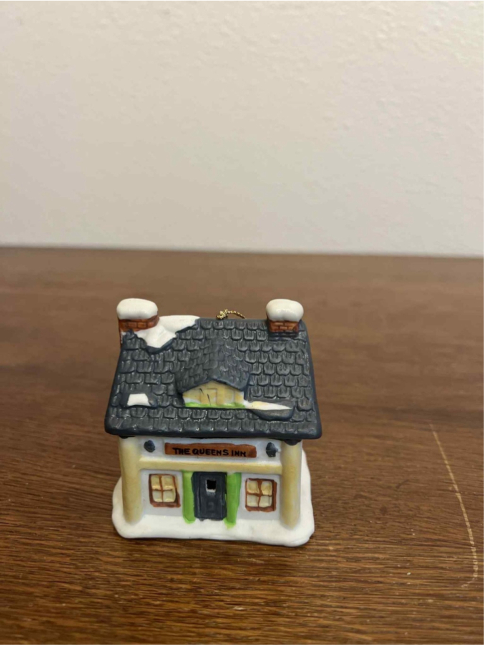 Readers Digest The Queen’s Inn ceramic bell ornament house Shaped miniature